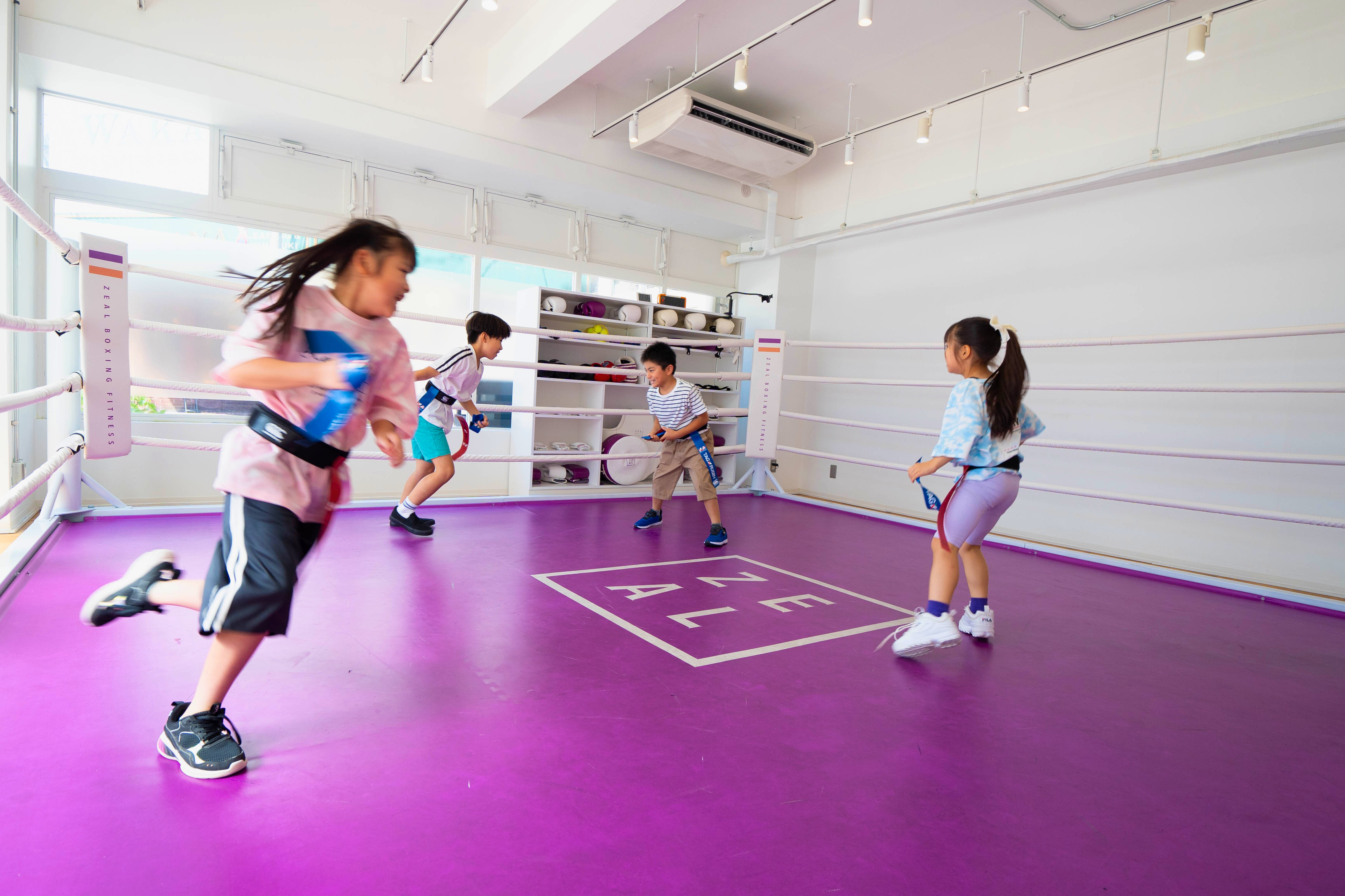 福岡 薬院 小学生 英会話 English Fight Kidsのクラスの流れを体験する子どもたち